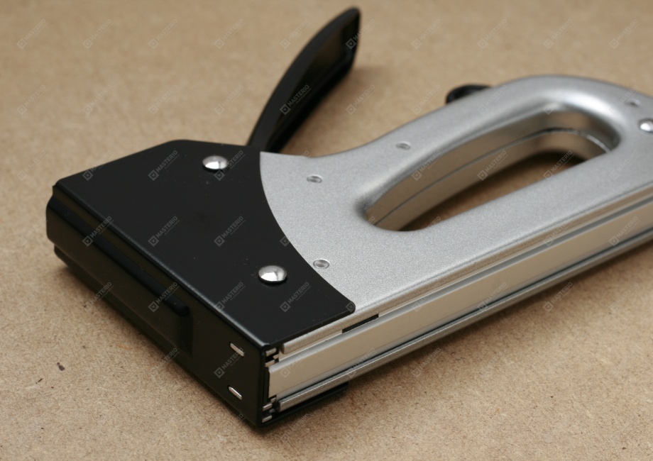 Stapler for plastic staples